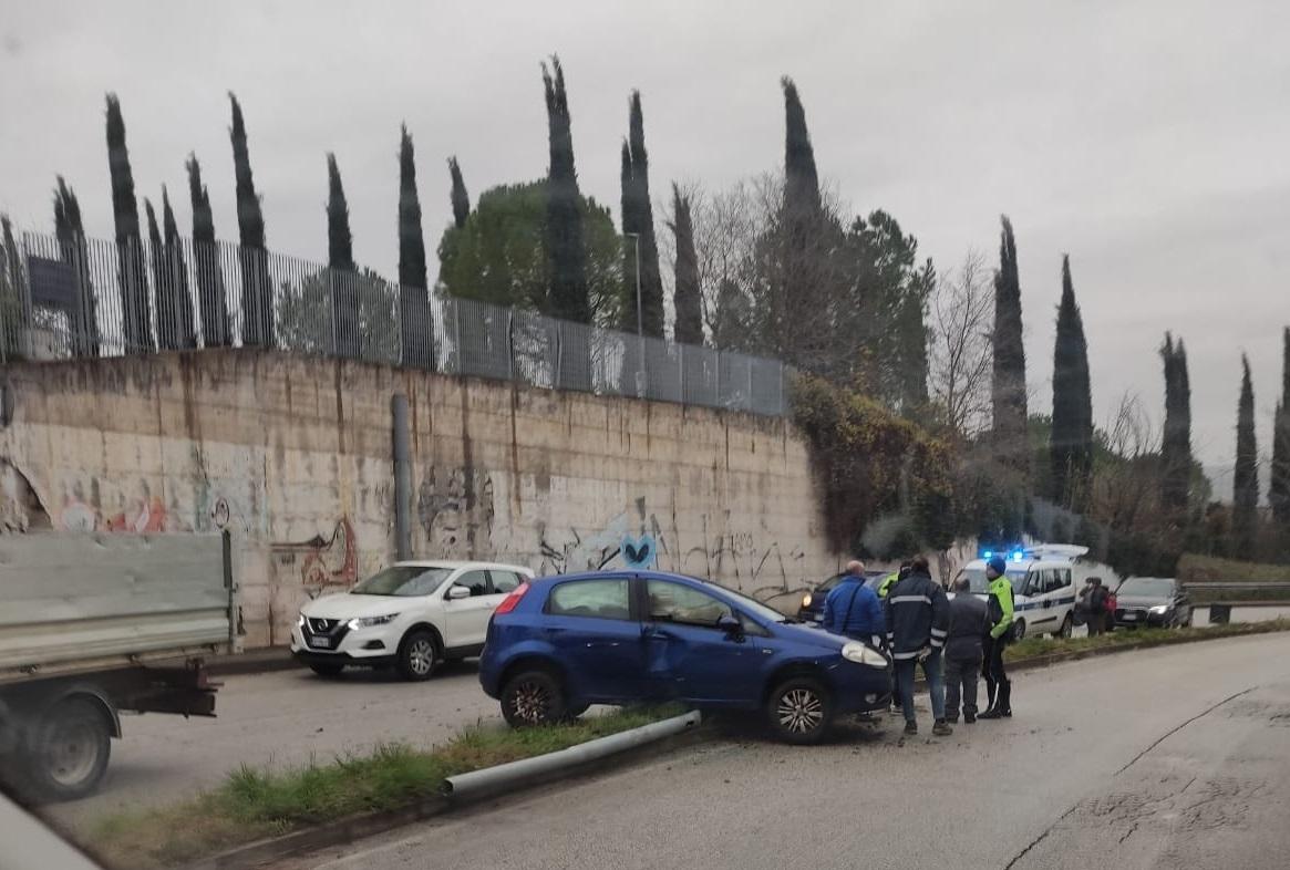 Jesi Ancora Un Fuoristrada Ennesimo Palo Abbattuto In Via XX Luglio