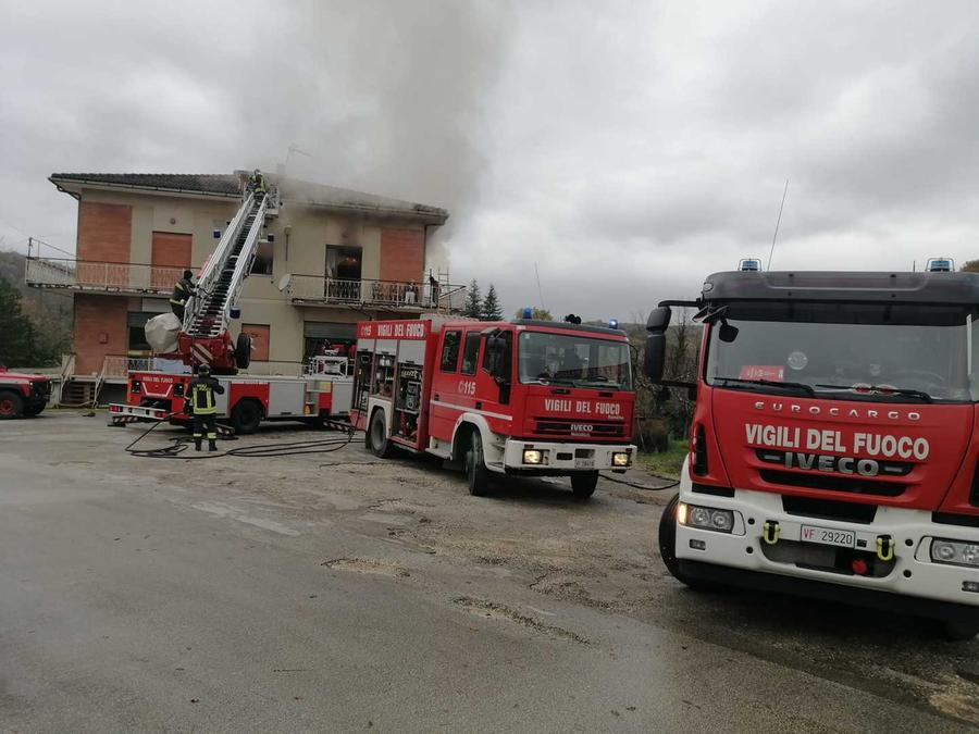 Incendio Sarnano Oggi Boato E Fiamme Due Case Distrutte