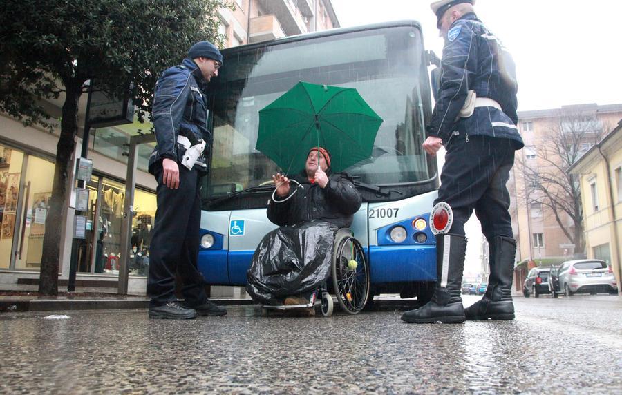 Blocca Lautobus In Mezzo Alla Strada