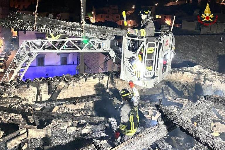 Paura Nella Notte In Fiamme Il Tetto Di Una Palazzina