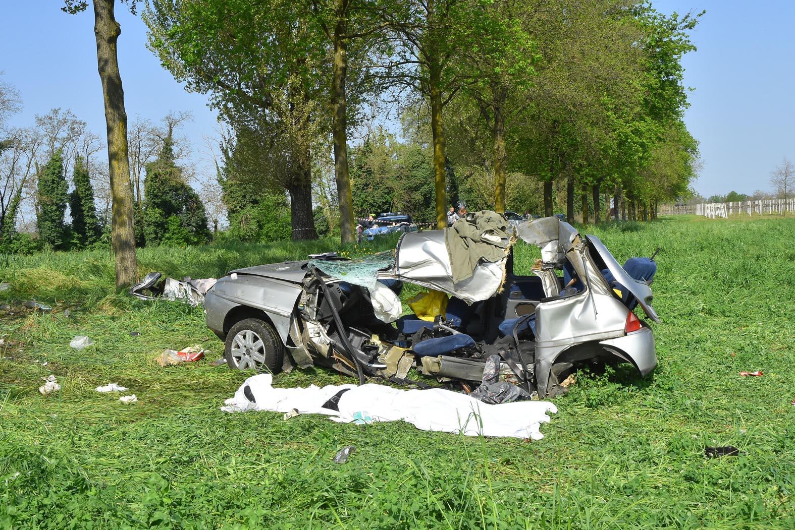 Si Schianta In Auto Contro Un Albero Muore Ragazza Di 21 Anni