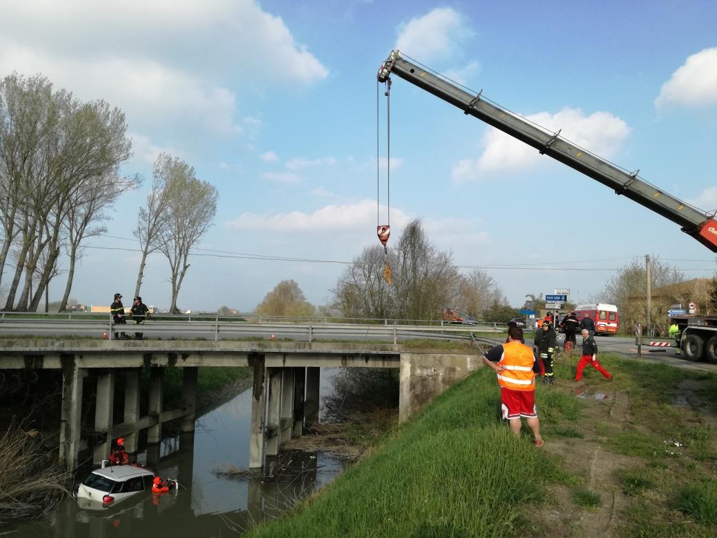 Incidente A Baricella Auto Finisce Nel Canale Due Donne Salvate Dai