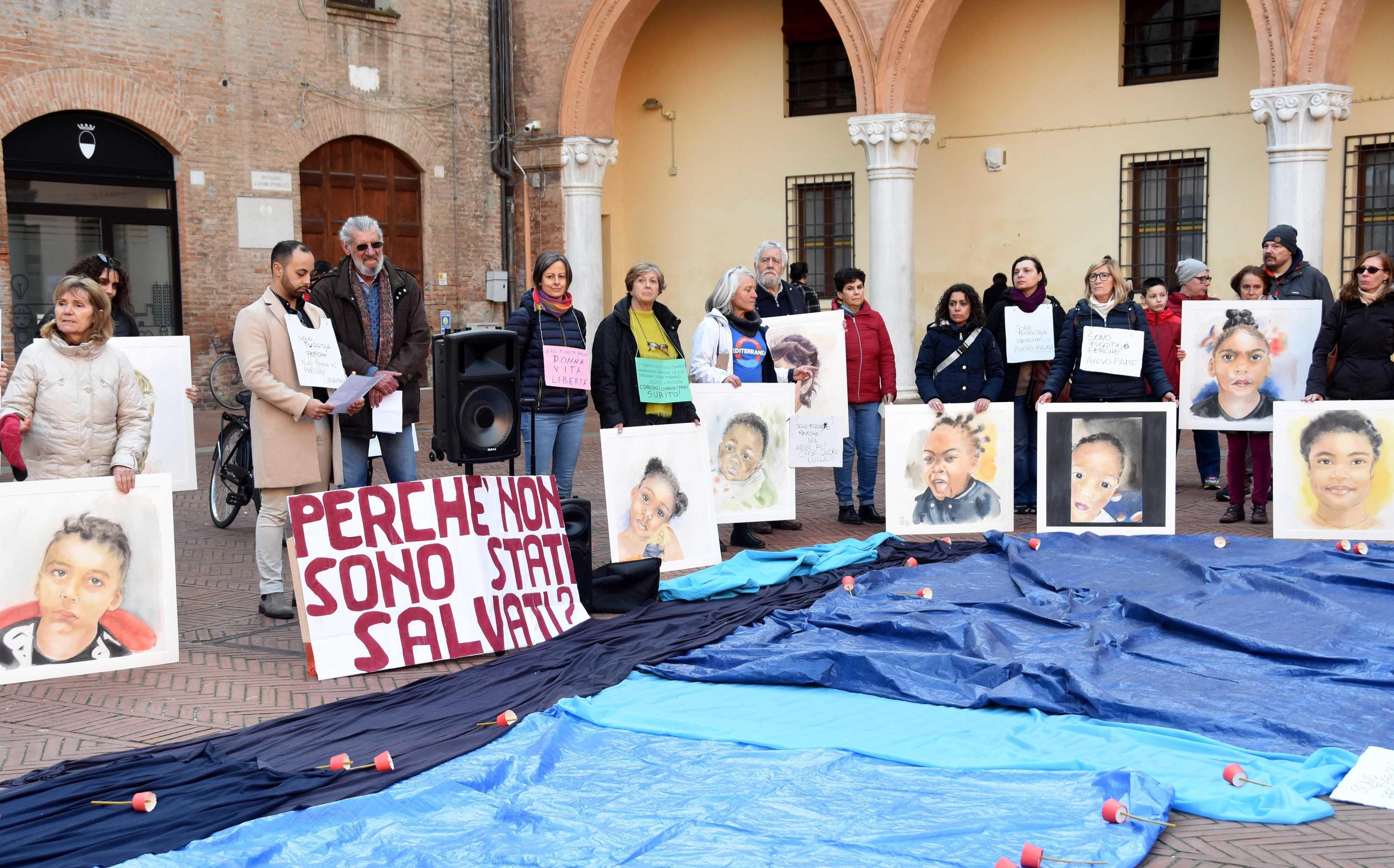 Cutro Flash Mob In Piazza Basta Stragi Del Mare Apriamo I Canali Legali