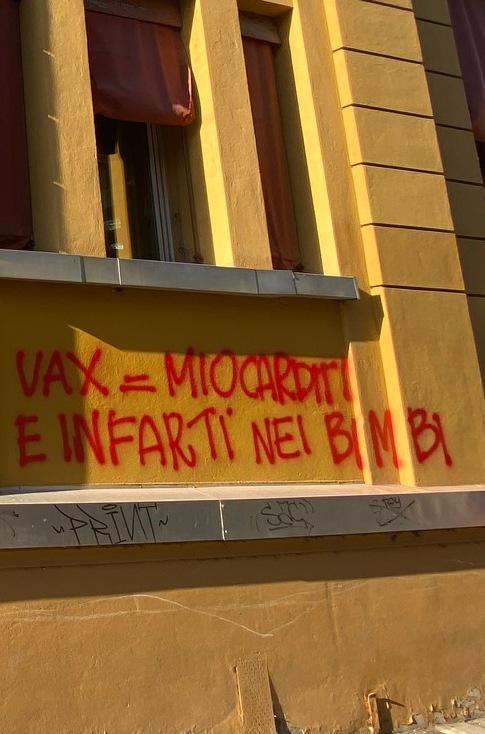 Scritte No Vax Sui Muri Della Scuola Uno Scempio Che Va Condannato