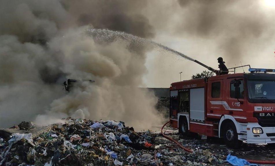 Incendio A Novellara Bruciano I Rifiuti Ingombranti Alla Sabar