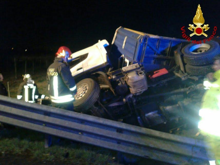 Rubiera Camion Si Ribalta Sull Autostrada A1