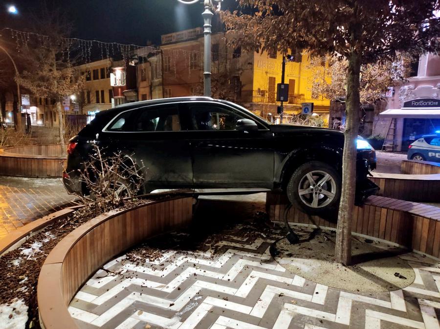 Cesena Con L Auto In Piazza Del Popolo Danneggiata La Scultura Del