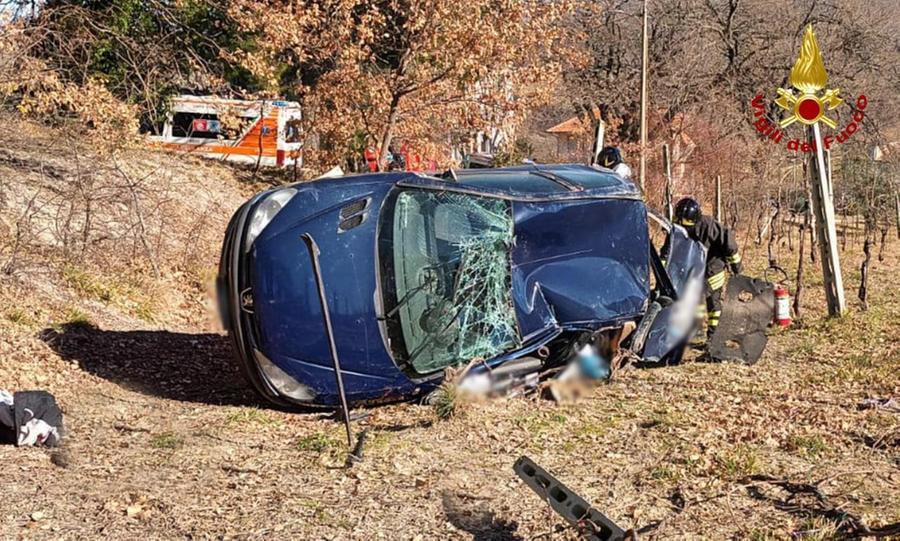 Perde il controllo della macchina e si ribalta è grave in ospedale