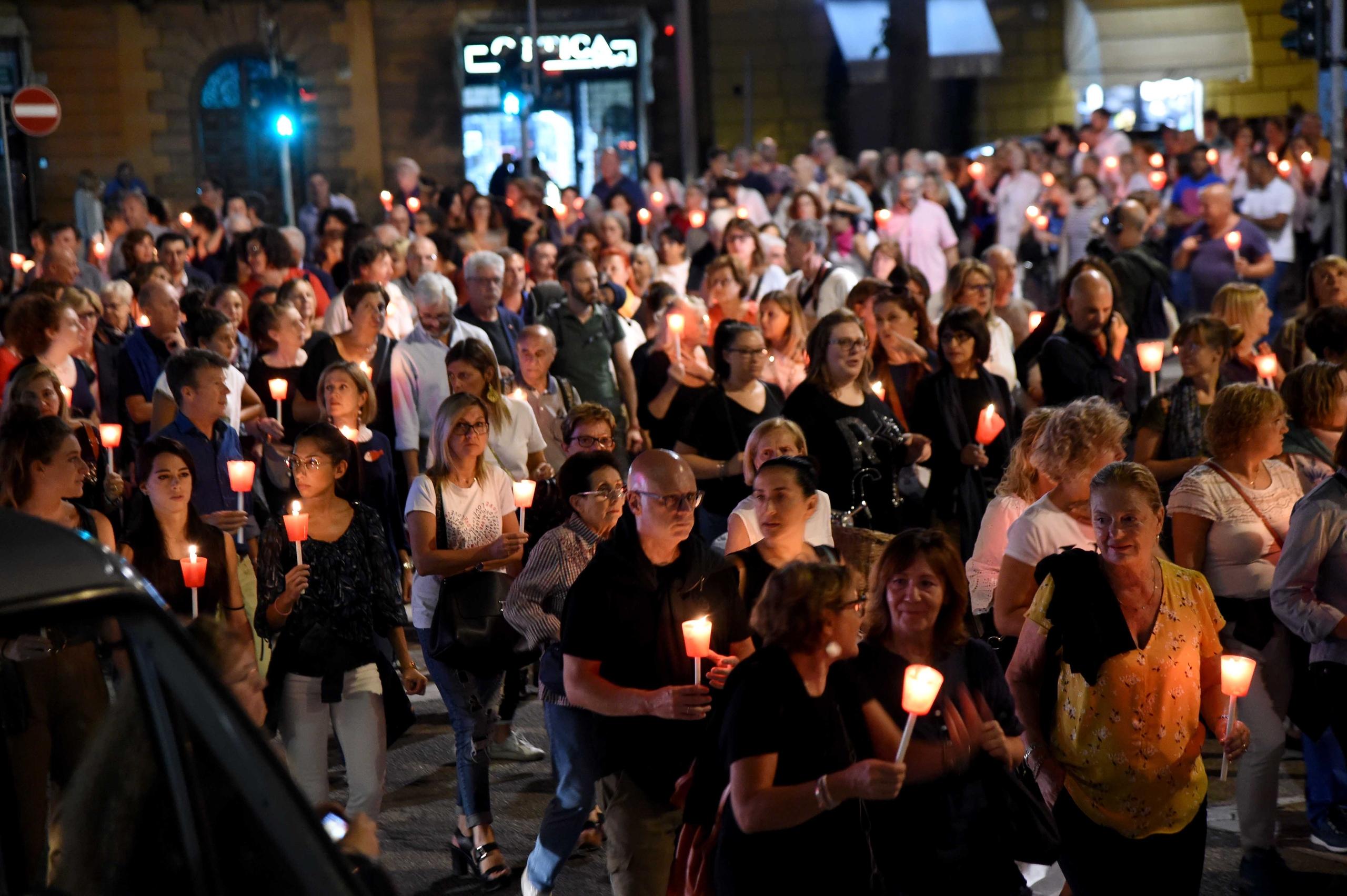 Fiaccolata Ferrara In Centinaia Per Dire No Al Femminicidio