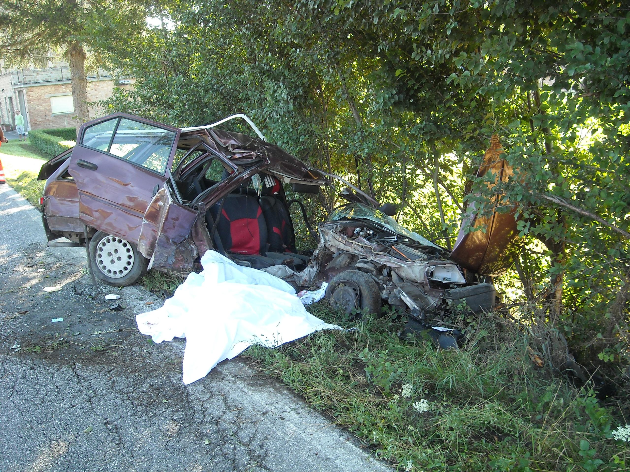 Sangue Sulla Provinciale Auto Esce Di Strada Muoiono Madre E Figlia