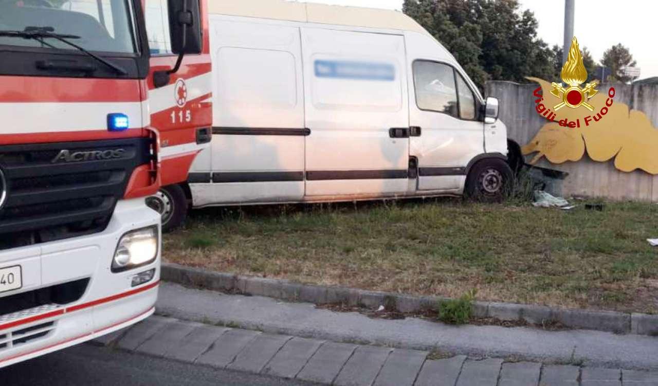 Incidente Jesi Oggi Con Il Furgone Contro Il Muro Della Rotatoria Grave