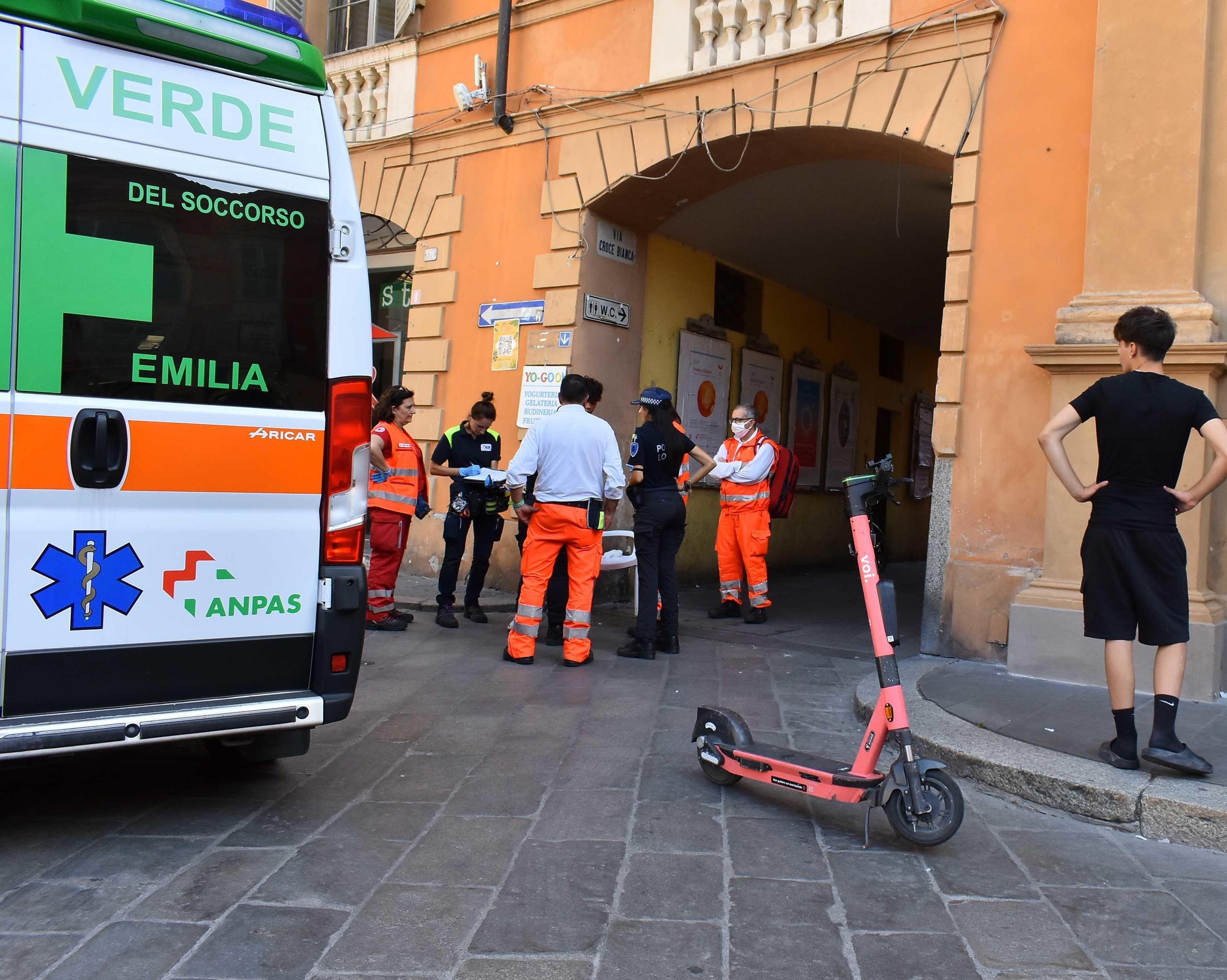 Violenza In Via Toschi Una Forte Sberla Al Capo Collassa In Monopattino