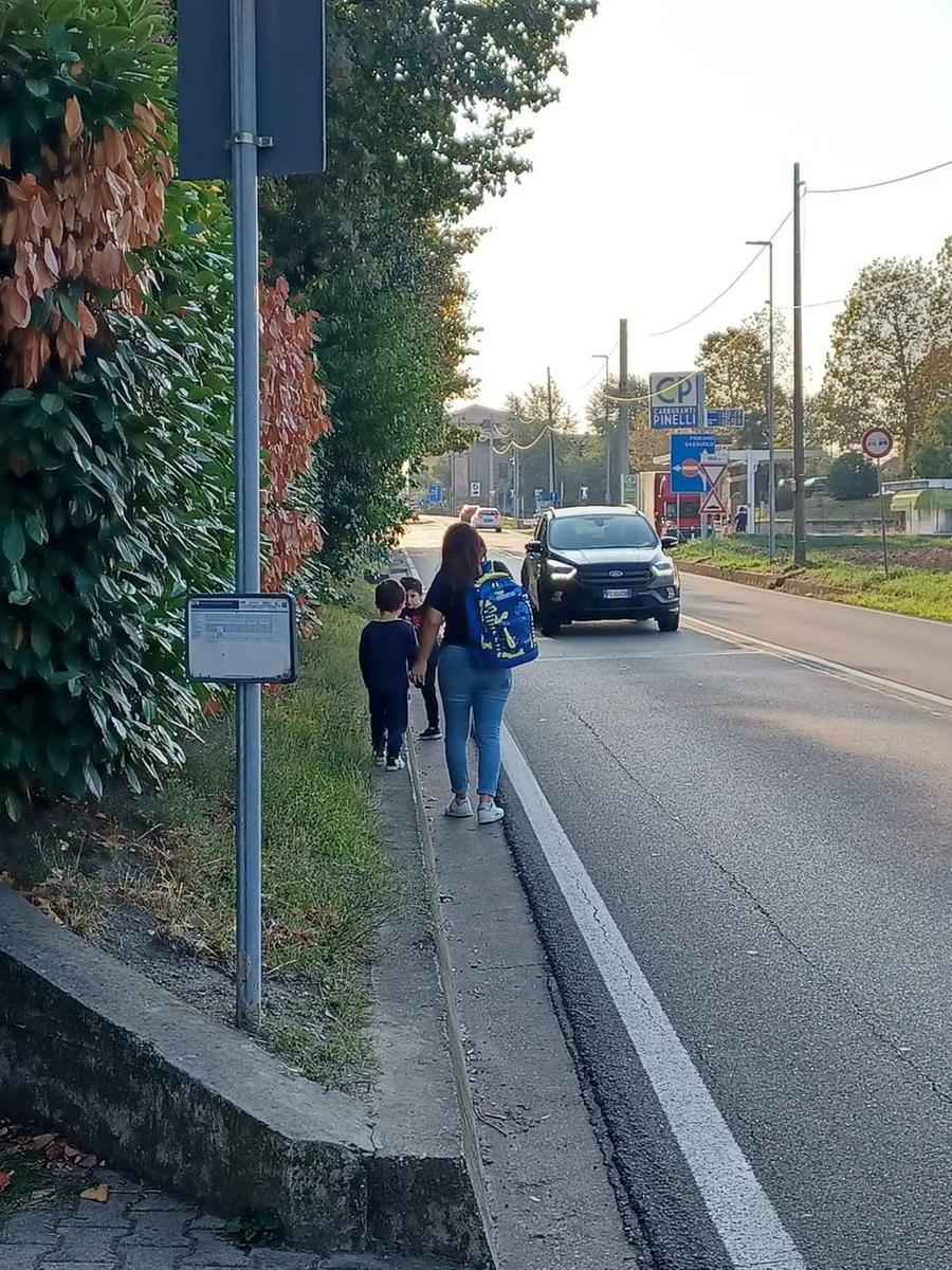 Fermata Del Bus Scolastico Senza Marciapiede Alunni Costretti A