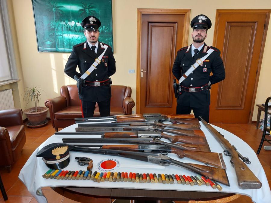 Parma Fucili Pistola E Munizioni In Casa Arrestato Enne A Neviano