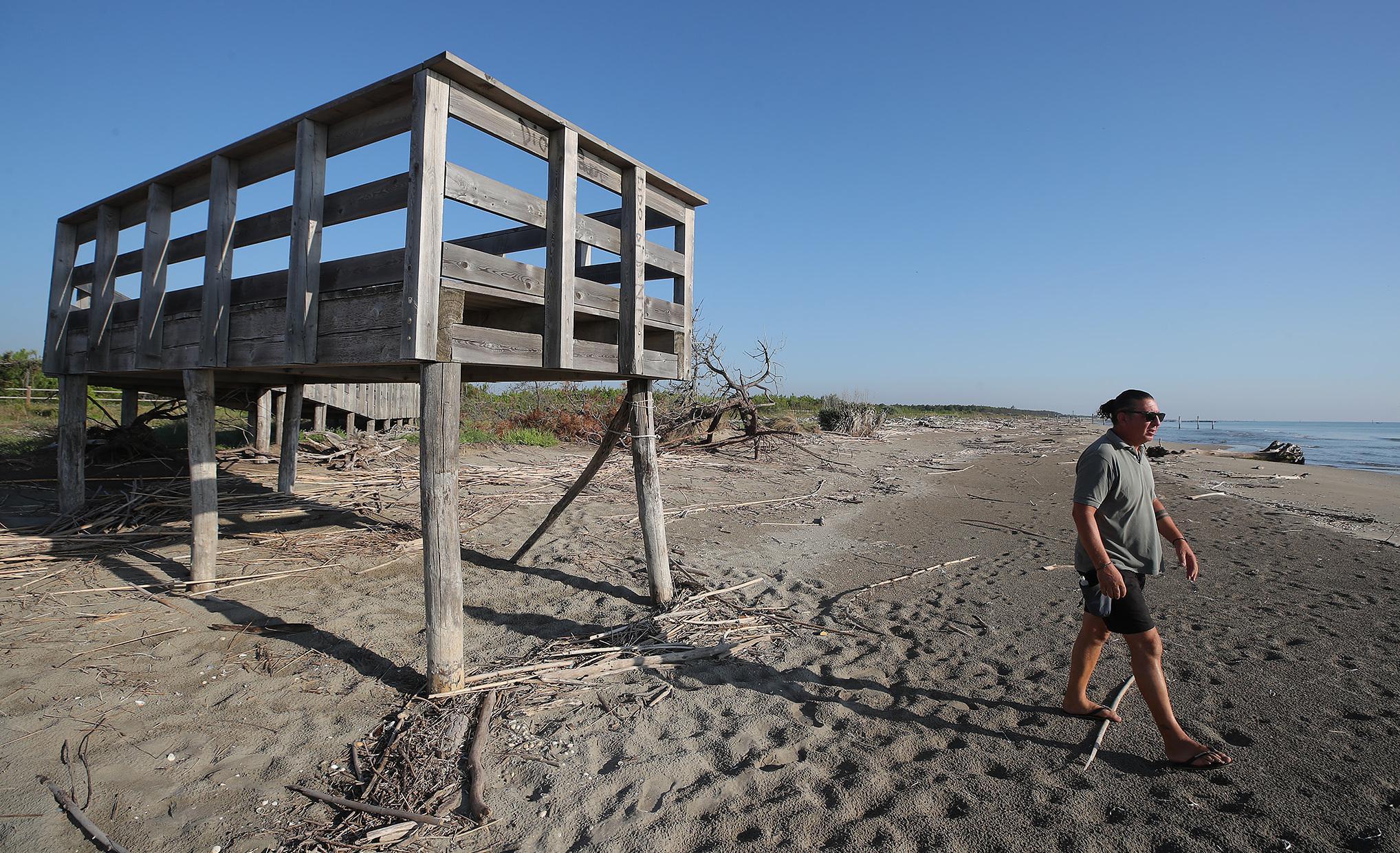 Lido Di Dante E La Duna Dissolta Conseguenza Delle Mareggiate