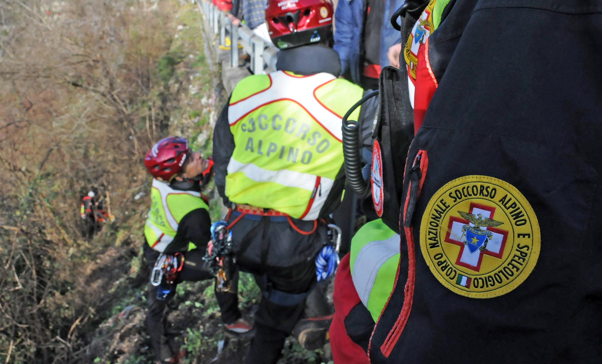 Gola Del Furlo Coppia Passa La Notte Attaccata A Un Albero Sul Ciglio