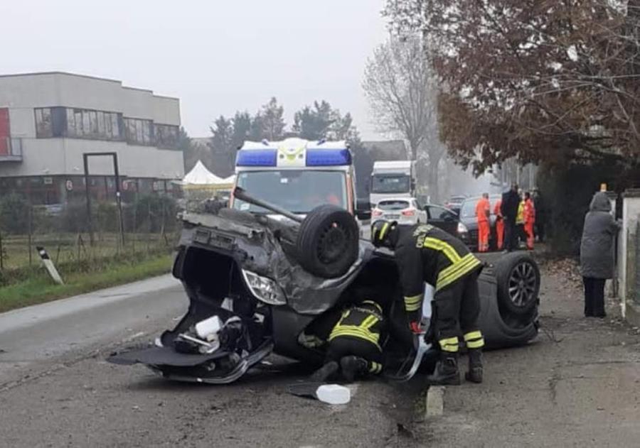 Si Ribalta In Auto Dopo Lo Schianto Donna Ferita A Poviglio