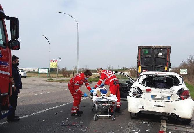 Auto Schiacciata Tra Due Camion