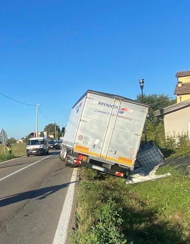 Esce Fuori Strada Col Camion E Perde Il Carico Via Beviera Chiusa Per