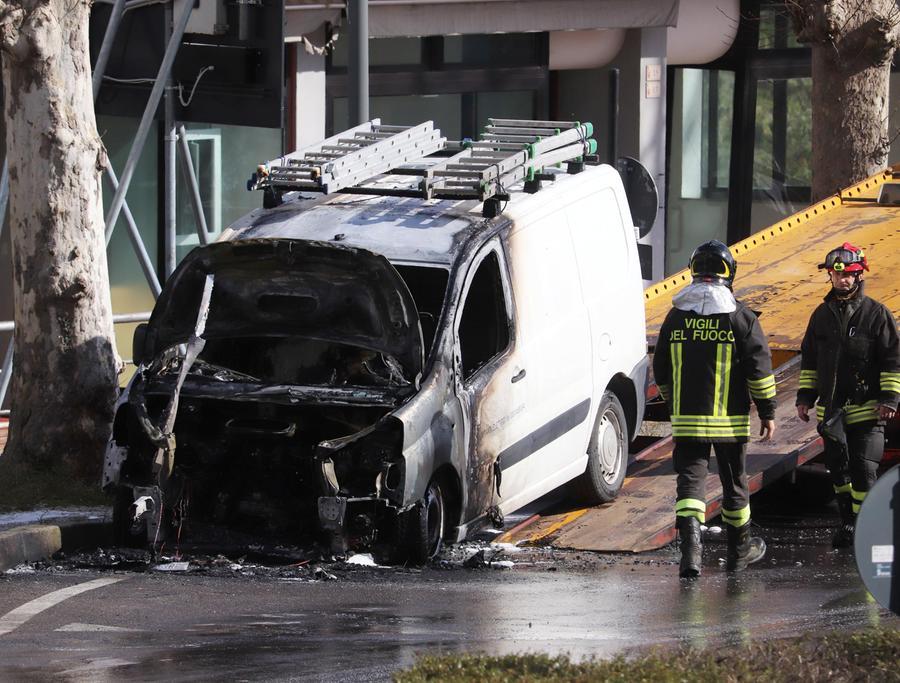 Furgoncino Va In Fiamme Lincendio Domato Dai Vigili Disagio Sul Fronte