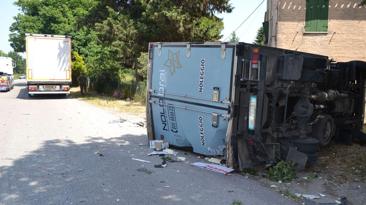 Incidente A Vallefoglia Furgone Si Ribalta Su Un Lato