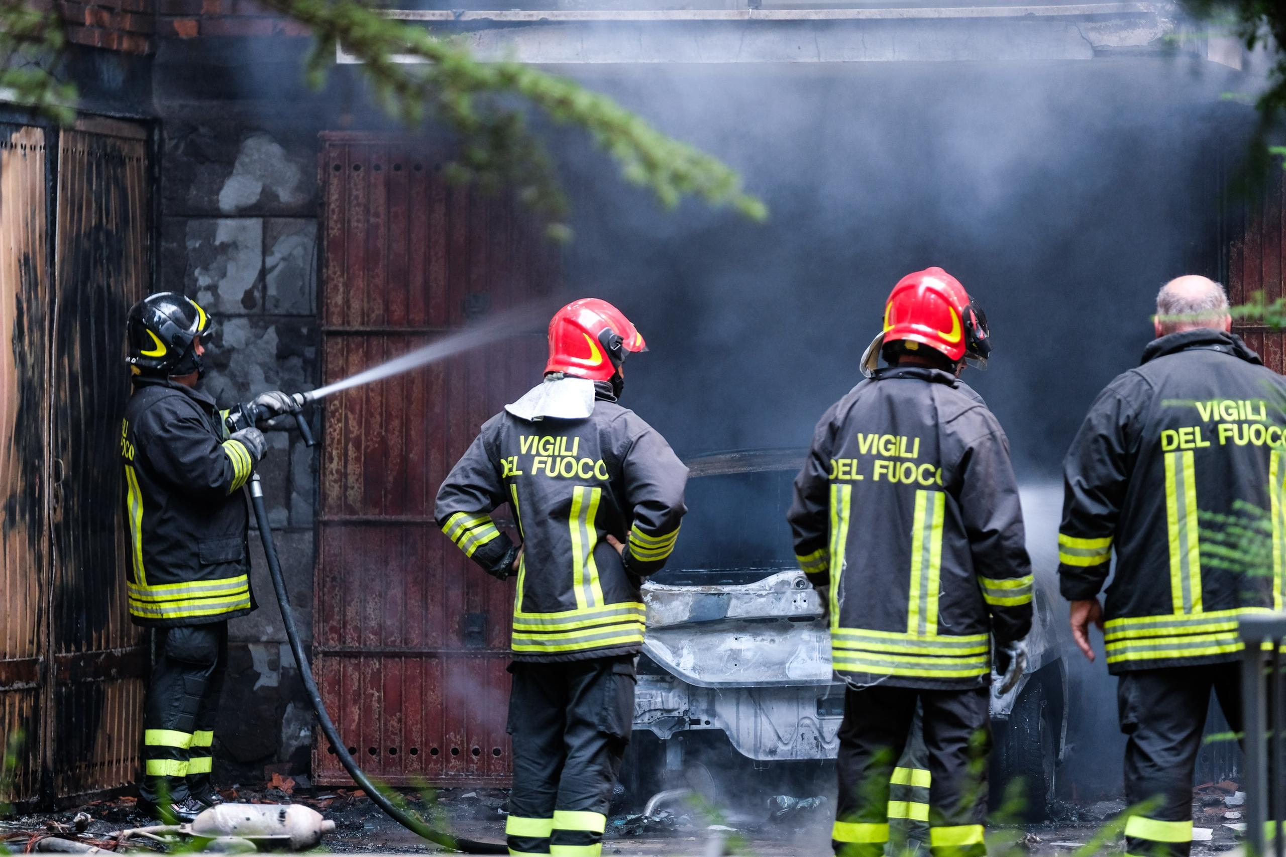 Incendio A Bologna Auto A Fuoco In Un Garage Di Via Pasubio