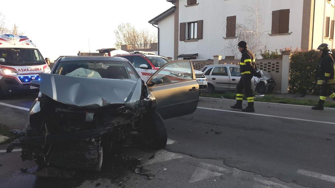 Incidente Gualtieri Sei Feriti Nello Schianto Frontale Fra Auto