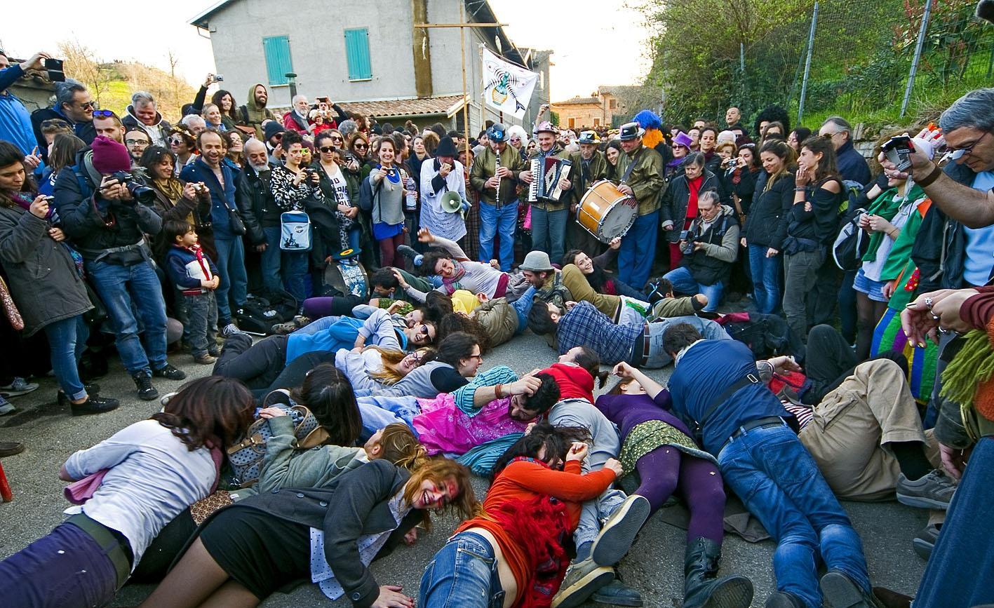 Oliveto Torna A Fare Festa Con Il Funerale Della Saracca