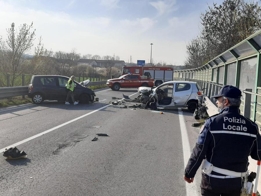 Schianto Frontale Tra Auto Sulla Pedemontana Coinvolti Un Enne E Una