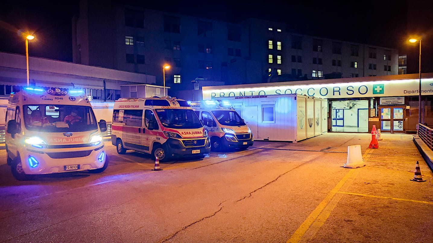 Covid Ancona A Torrette Fino A 14 Ore In Fila Nelle Ambulanze