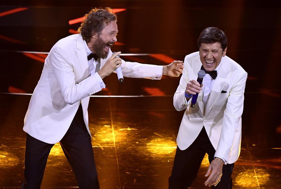 Gianni Morandi Apri Tutte Le Porte Ottiene Il Disco Di Platino