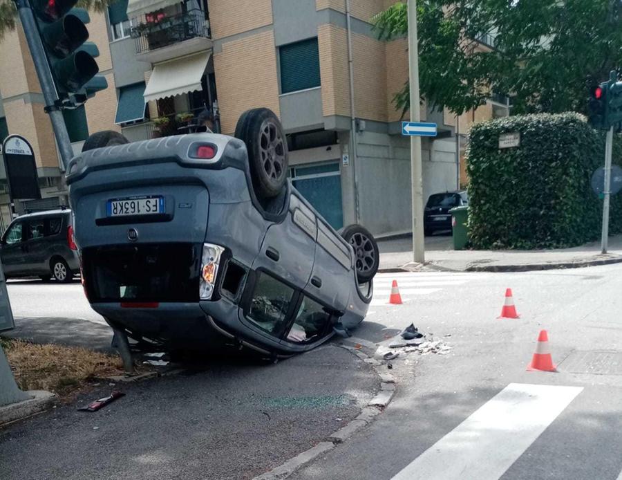 Schianto Tra Auto Al Semaforo Ferito Un Enne