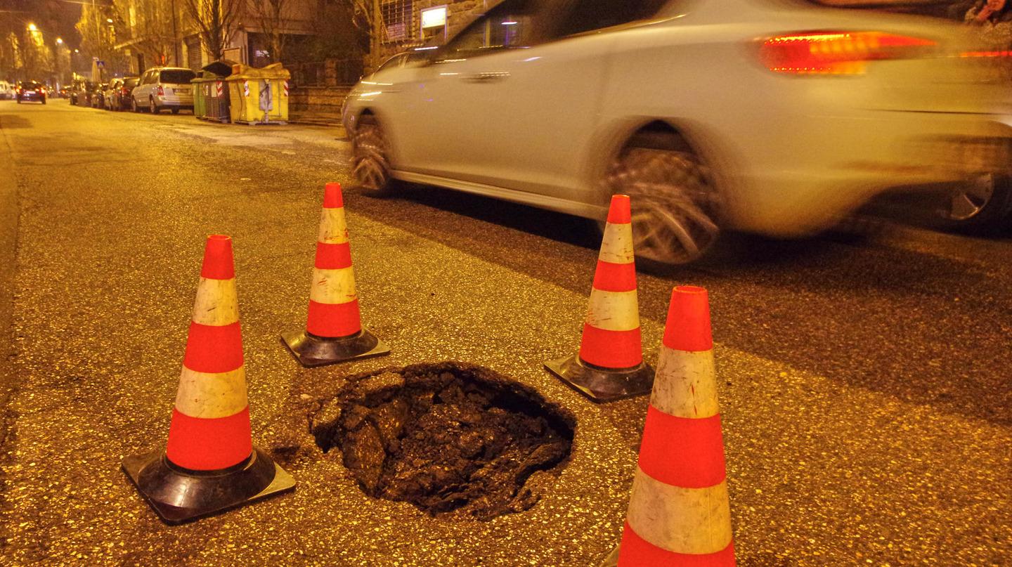 Un Cratere Nel Bel Mezzo Di Corso Del Popolo