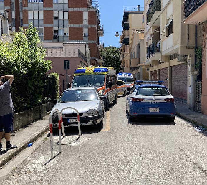 Cade Dal Balcone Al Quarto Piano Salva Una Donna Di 70 Anni