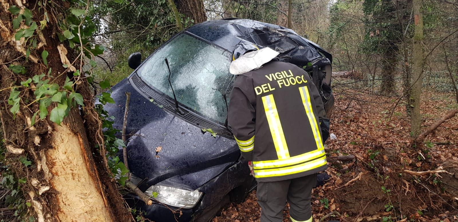 Incidente Formigine Esce Di Strada E Si Schianta Contro Un Albero