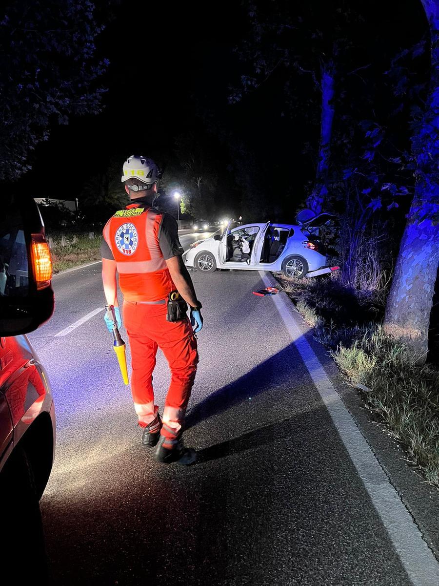 Monsano Colpo Di Sonno Alla Guida Si Schianta Contro Un Albero Ferito