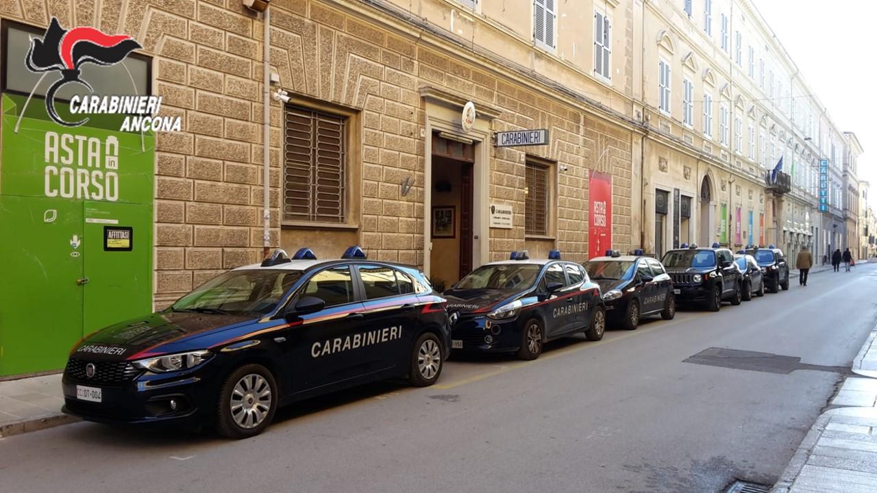 Jesi Multato Si Scaglia Con Un Coltello Contro Vicini E Carabinieri