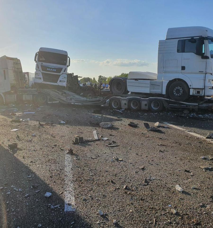 Salto Di Corsia Crea Il Caos In A Si Scontrano Tir E Auto Cinque Feriti