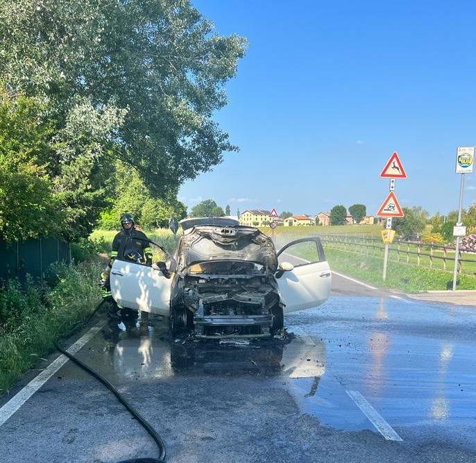 Tamponamento A Catena Auto Distrutta Dalle Fiamme