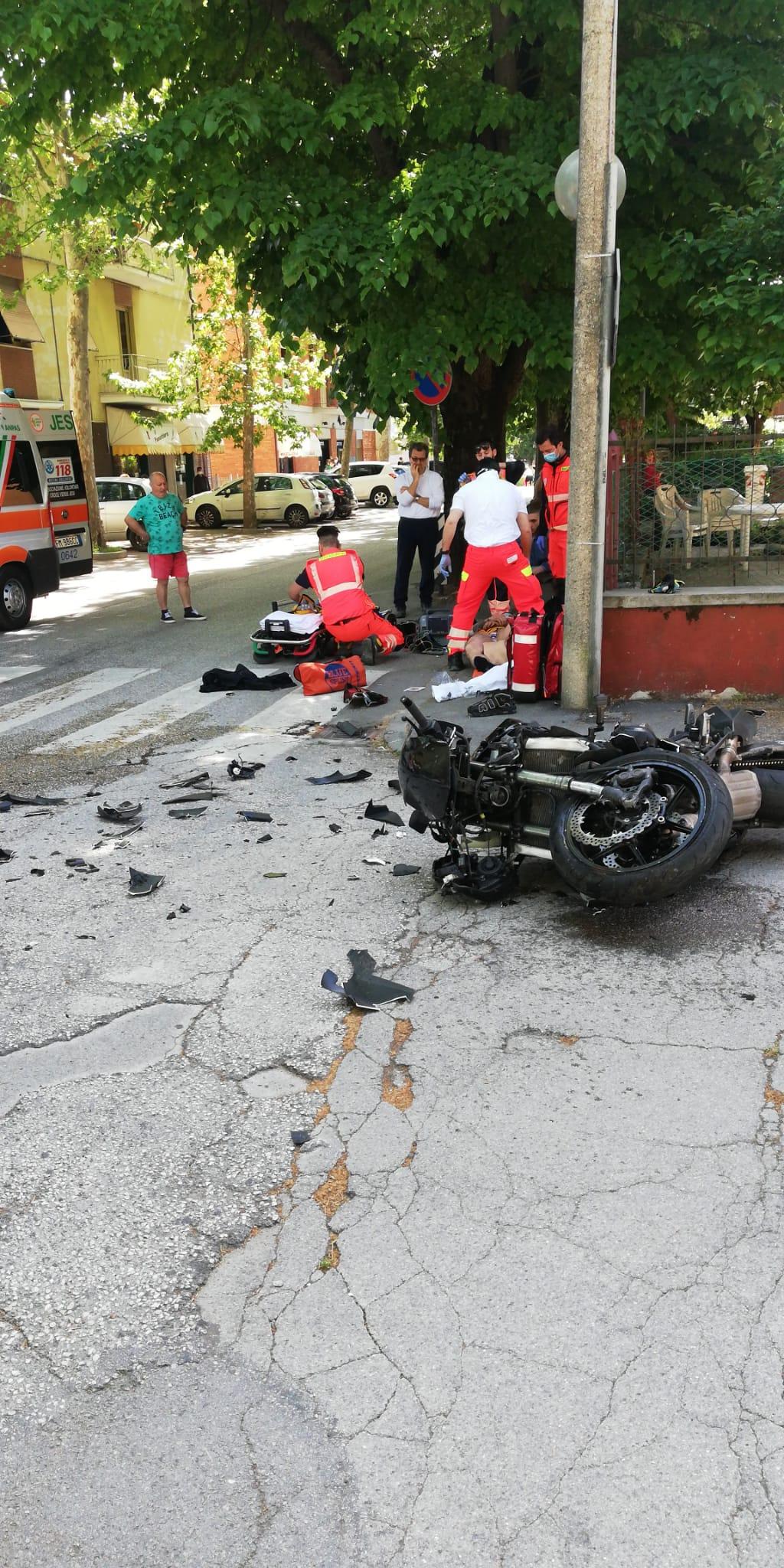 Incidente Jesi Terribile Schianto Auto Moto Grave Un Enne