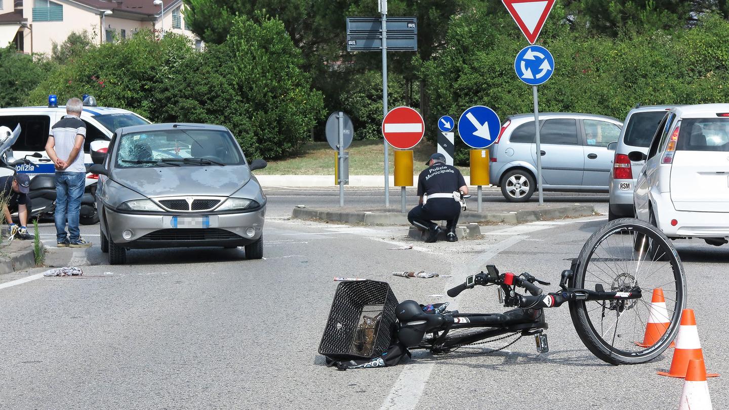 Rimini Incidente Gravissimo Ciclista Travolto Da Unauto