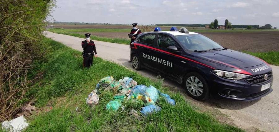 Sorpreso Con Le Mani Nel Sacco Dei Rifiuti