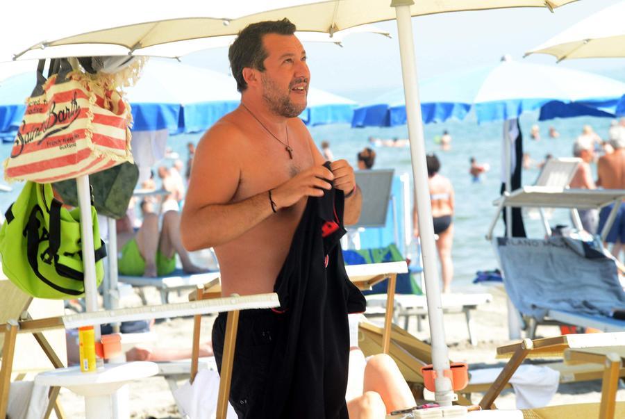 Matteo Salvini Al Papeete Di Milano Marittima Relax Prima Della Festa