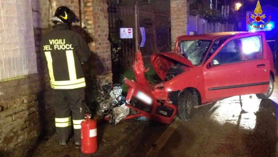 Finisce Con Lauto Contro Un Muro A Falconara Ferito Il Conducente