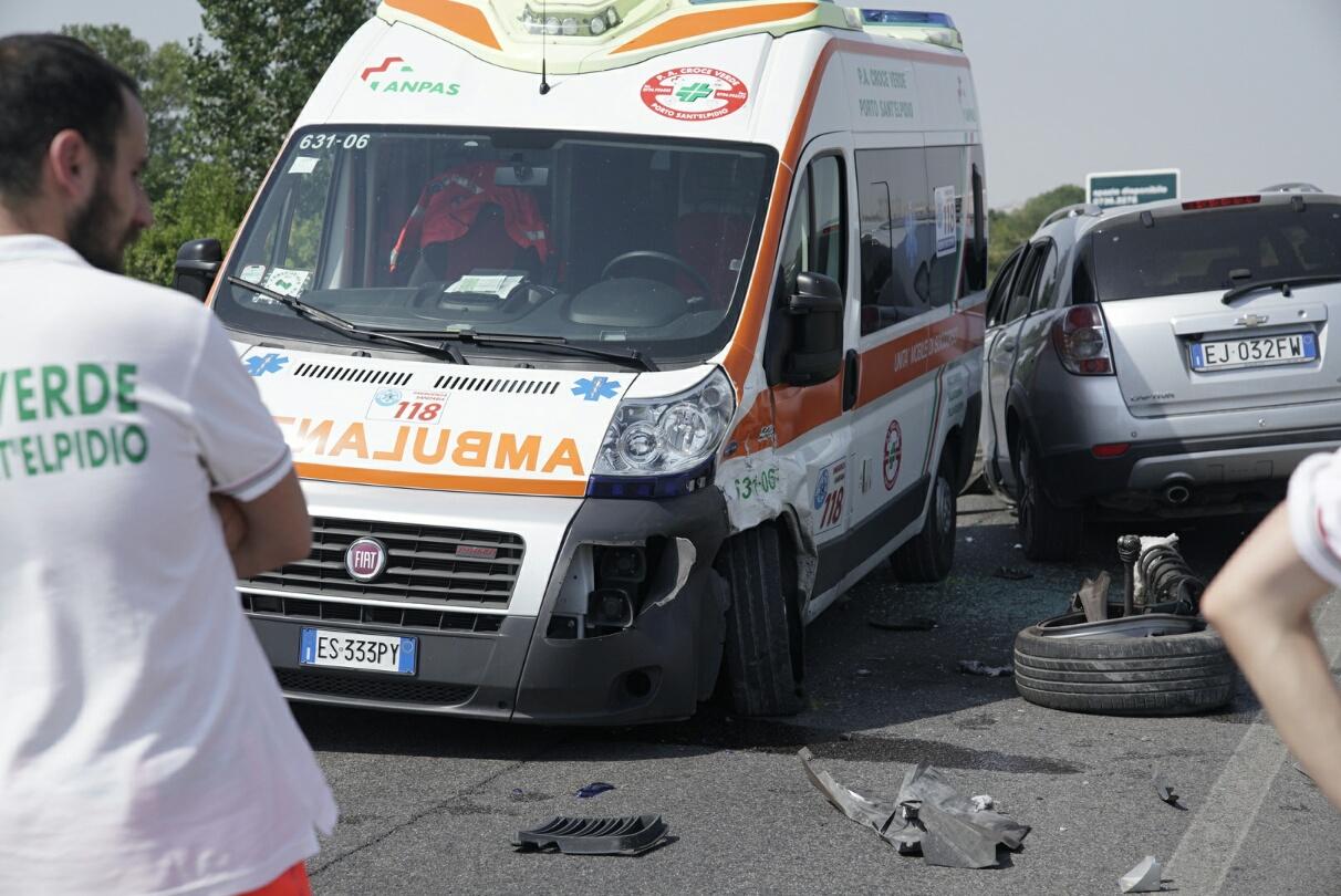 Porto Sant Elpidio Incidente Tra Auto E Ambulanza Ferita Una Bambina