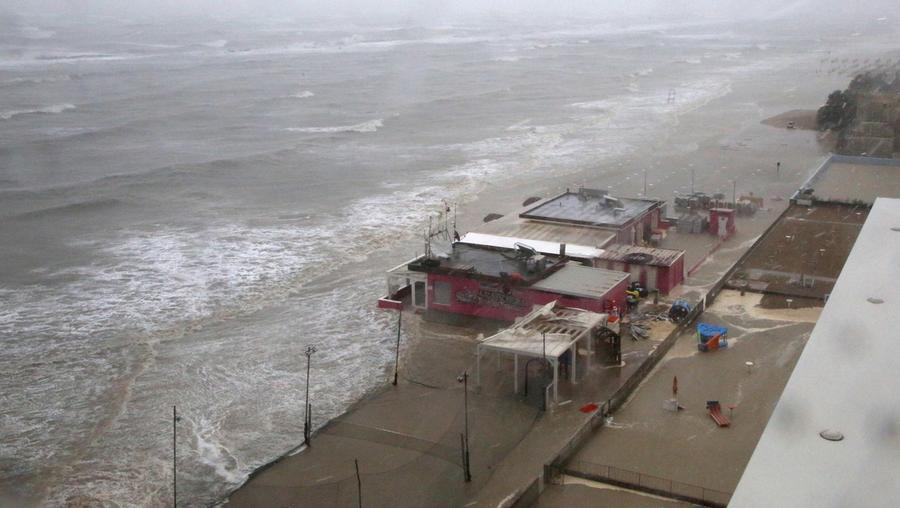 Raffiche Di Vento A Km Allora Spiaggia E Lungomare Sottacqua