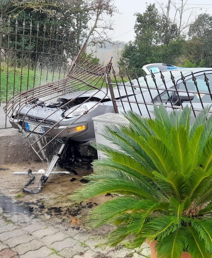 Auto Sbanda E Sfonda Recinzione Di Una Villa