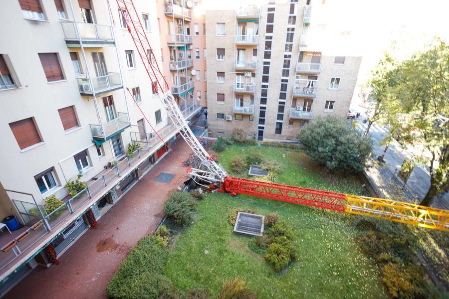 Gru Caduta A Bologna In Via Marzabotto Si Indaga Per Disastro Colposo