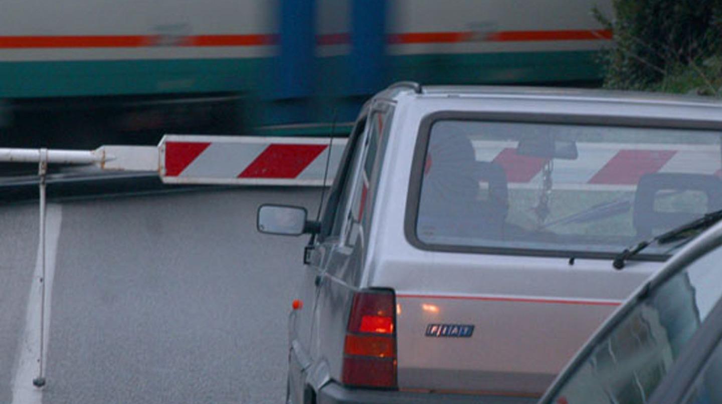 Rimane Bloccato Tra Le Sbarre Del Passaggio A Livello Di Via Roma