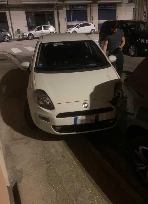 Curva Troppo Larga Colpisce Una Macchina Parcheggiata E Scappa